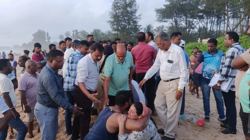 शिरोड्यात सातजण समुद्रात बुडाले Seven people drowned in the sea in Shiroda