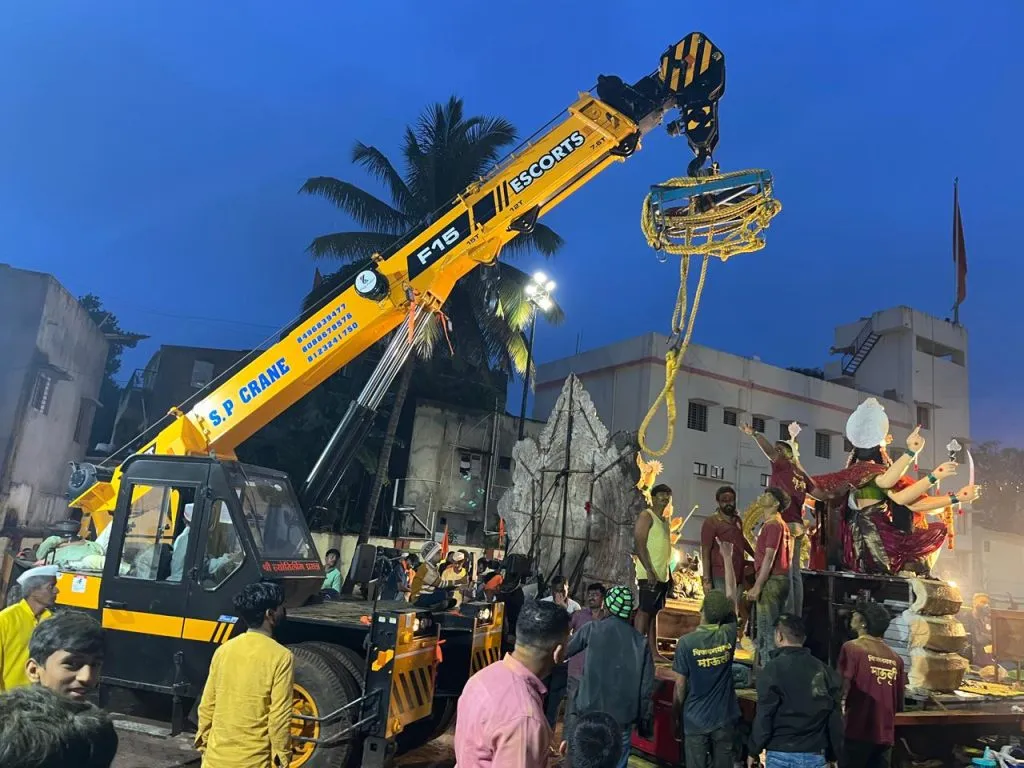 दुर्गादेवी मूर्तीच्या विसर्जनासाठी पुढील वर्षी तरी क्रेनची संख्या वाढवा Increase the number of cranes for the immersion of Durga Devi idols at least next year