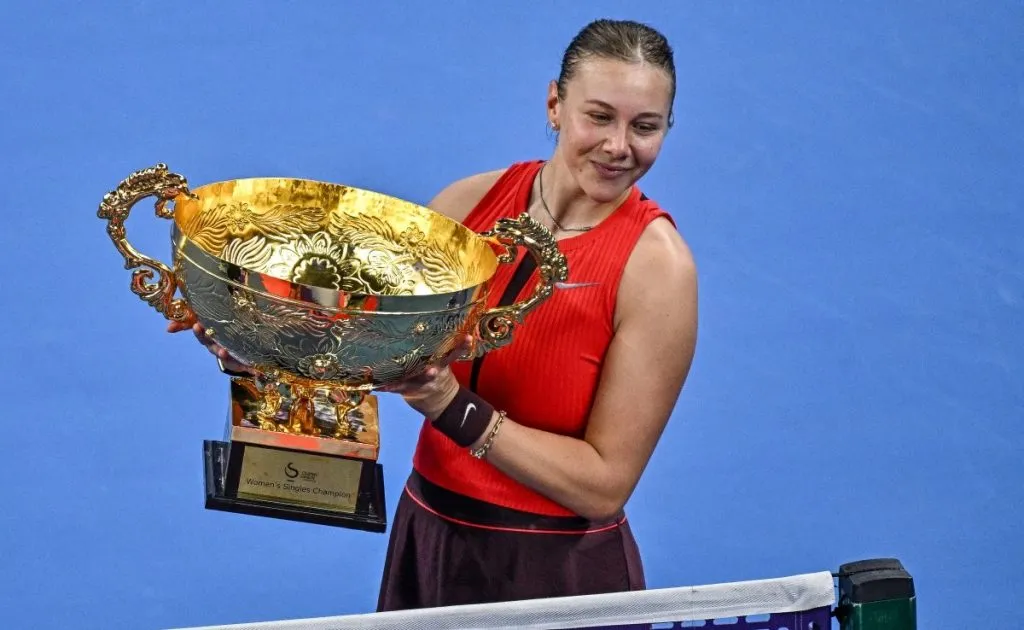 Anisimova of the United States wins