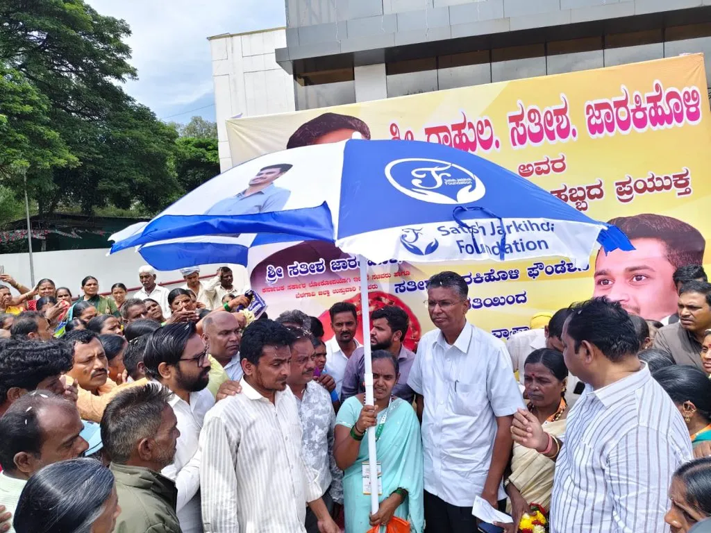 Satish Jarkiholi Foundation distributes umbrellas to mobile vendors