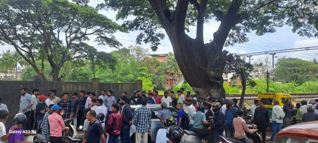 Two schoolchildren beaten up for hitting a car with their bicycle