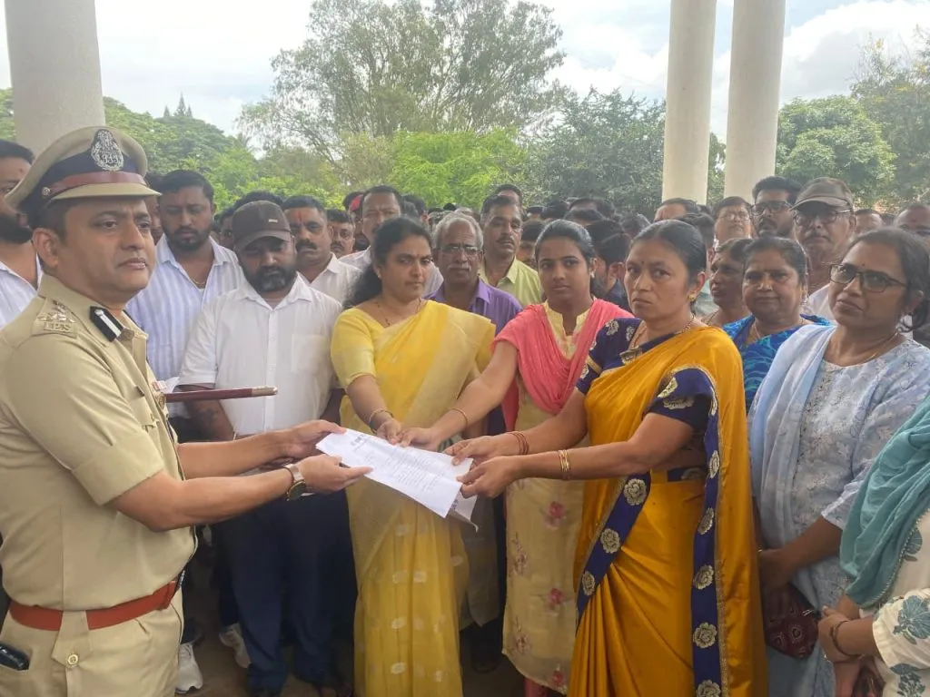 दगडफेक प्रकरणातील आरोपींवर कडक कारवाई करा Take strict action against the accused in the stone-pelting case.