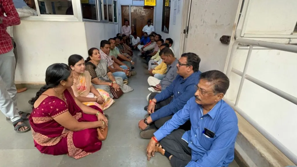 सत्ताधारी गटाचे मनपा आयुक्तांच्या कक्षाबाहेर धरणे Ruling group's protest outside the Municipal Commissioner's office
