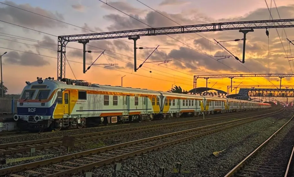 सांबरा स्थानकात मेमू रेल्वे दाखल MEMU train arrives at Sambra station