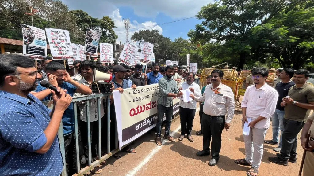 विविध खात्यांतील रिक्त जागांवर उमेदवारांची त्वरित नेमणूक व्हावी Candidates should be appointed immediately to vacant posts in various departments.