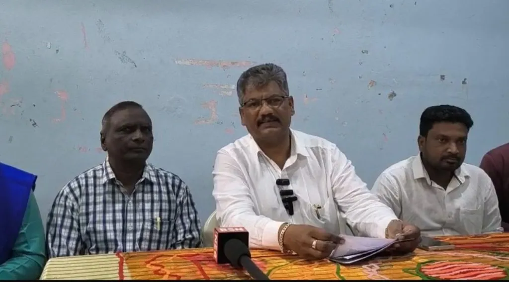 येळ्ळूर ग्रा. पं.मधील बेकायदेशीर कृत्यांबाबत त्वरित कारवाई करा Take immediate action against illegal activities in Yellur Gram Panchayat