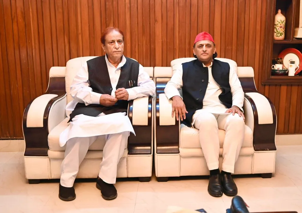 Akhilesh Yadav meets Azam Khan