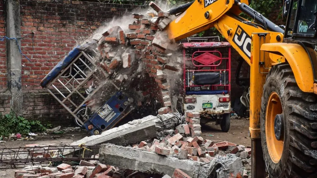 बरेलीत पाडविली दंगलखोरांची घरे Rioters' houses demolished in Bareilly