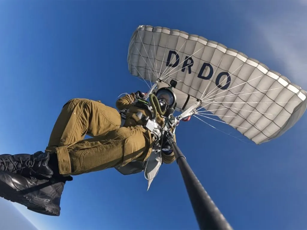 मिलिट्री कॉम्बॅट पॅराशूटचे यशस्वी परीक्षण Successful testing of military combat parachute