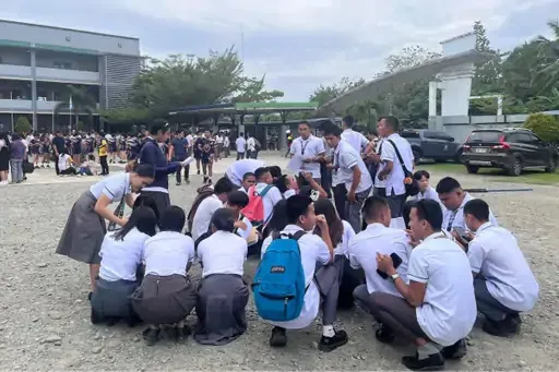 7.6 magnitude earthquake hits Philippines