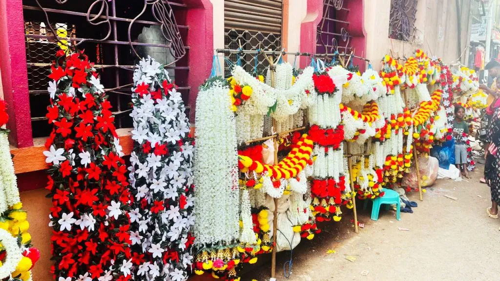 शहरात विविधरंगी तोरणे दाखल Colorful garlands arrive in the city