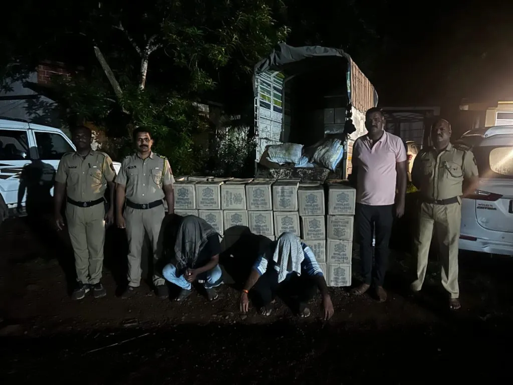 बांद्यात गोवा बनावटीचा लाखोंचा दारूसाठा जप्त