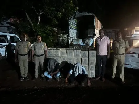 बांद्यात गोवा बनावटीचा लाखोंचा दारूसाठा जप्त