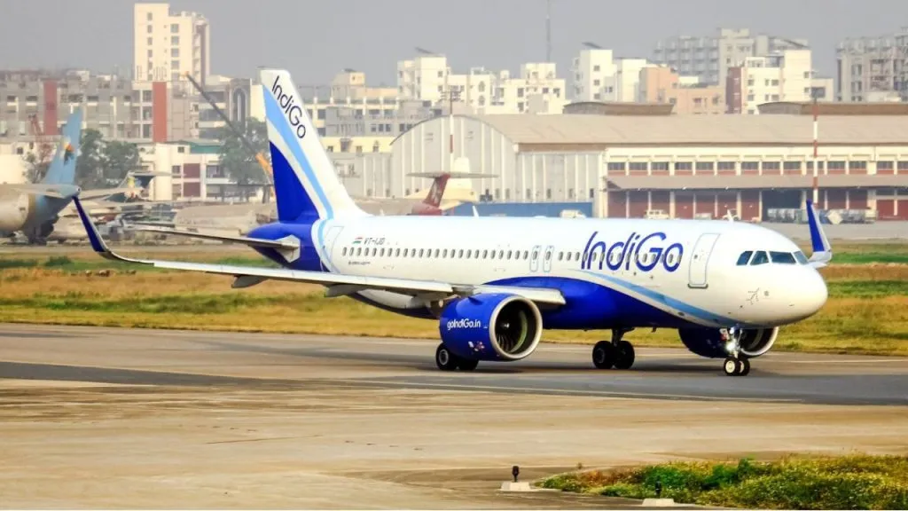 दुर्गापूर-मुंबई विमानाचे रायपूरमध्ये इमर्जन्सी लँडिंग IndiGo fined Rs 40 lakh