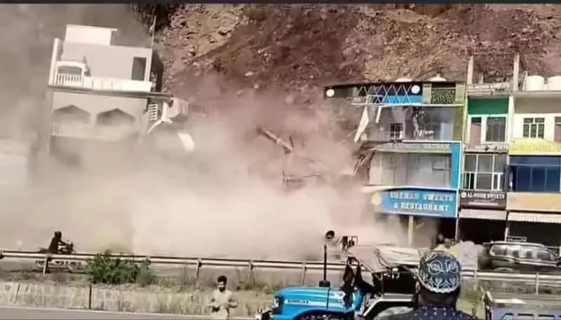 काश्मीरमध्ये भूस्खलन; इमारती जमीनदोस्त Landslide in Kashmir; Buildings demolished