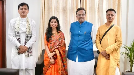 Maithili Thakur may contest from Alinagar