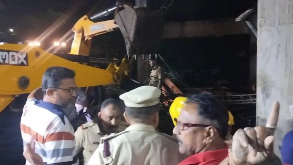 फुलेवाडी फायर स्टेशन इमारतीचा स्लॅब कोसळून एक ठार, सात जखमी 1 dead, 7 injured in slab collapse in Phulewadi
