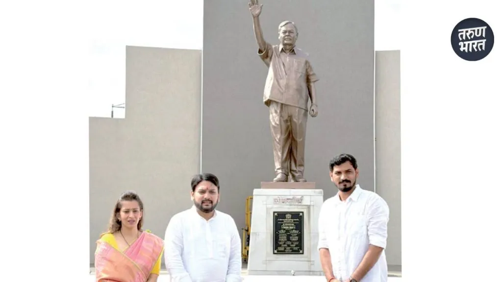 Yogesh Alekari visited the memorial of Dr. Patangrao Kadam.