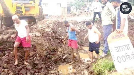 Sangli News : ‘या’ कारणामुळे वाळव्याचे सरपंच कांबळे यांचं सर्वत्र होतंय कौतुक ! Sarpanch falls into pit due to water supply disruption in Walwa