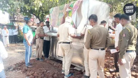 Solapur News : उमरगा येथे पोलीस अॅक्शन मोडवर ; अतिक्रमणधारकांवर कारवाई