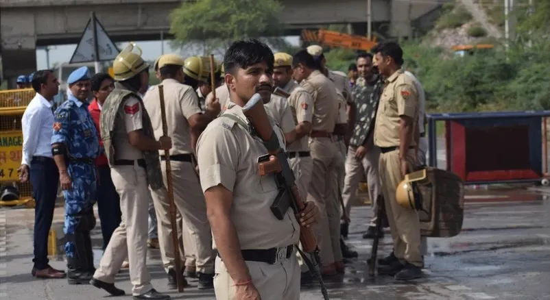 ओडिशात बसमधील प्रवाशांवर धारदार अस्त्राने हल्ला Passengers in bus attacked with sharp weapons in Odisha
