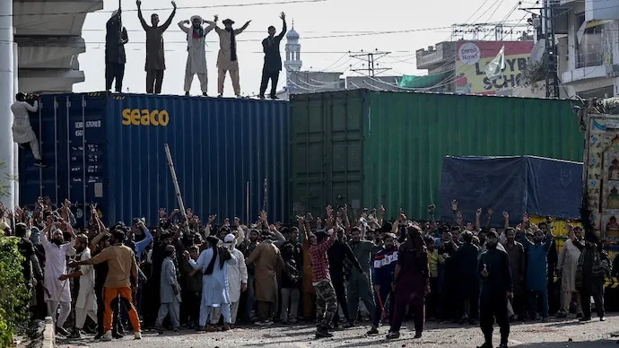 पाकिस्तानात हिंसा, इंटरनेट सेवा बंद Violence in Pakistan, internet services suspended