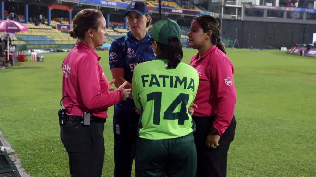 Rain delays batting in England-Pakistan match