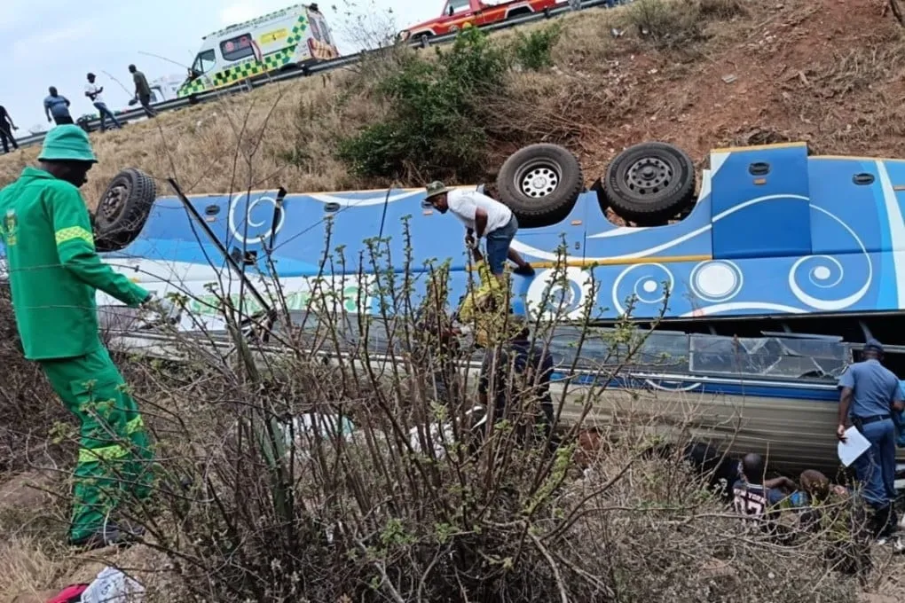 बस दरीत कोसळून 42 जणांचा मृत्यू 42 people killed as bus falls into ravine