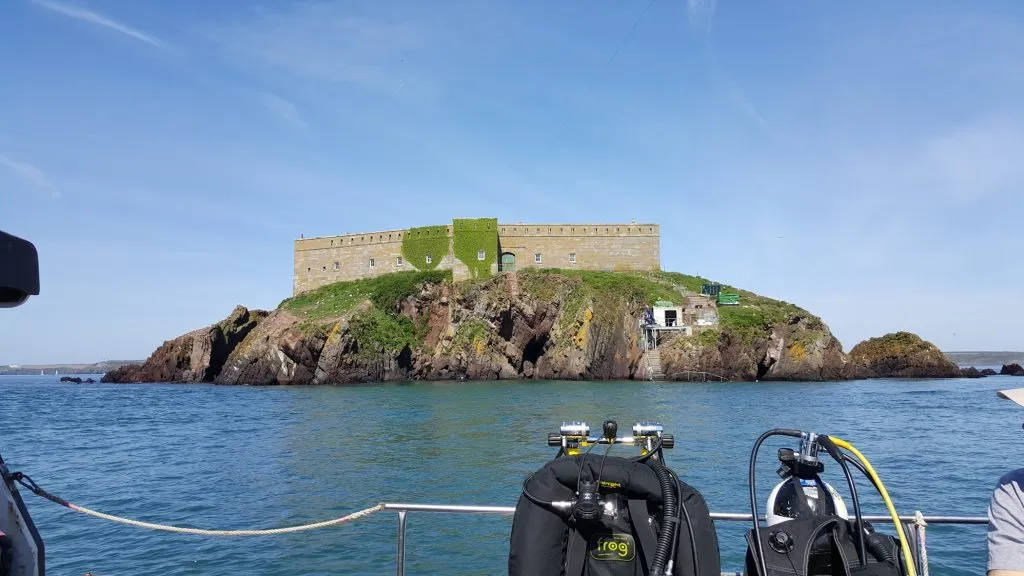 खडकाळ बेट ठरले पार्टी आयलँड Rocky island turned into party island