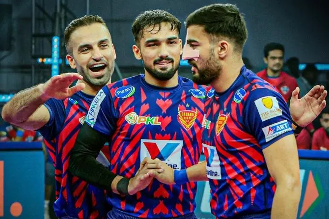 दबंग दिल्ली विजयासह अग्रस्थानी Dabang Delhi lead with victory