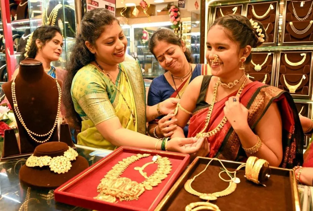 धनत्रयोदशीला देशात विक्रमी व्यापार Record trade in the country on Dhanteras