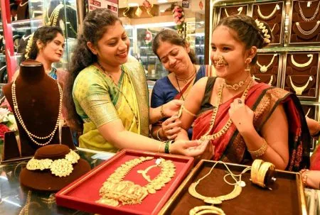 धनत्रयोदशीला देशात विक्रमी व्यापार Record trade in the country on Dhanteras