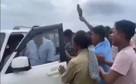 भाजप खासदार दगडफेकीत रक्तबंबाळ BJP MP stoned to death in bloodbath