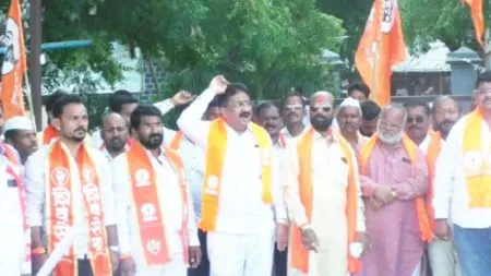 Solapur News : पंढरपूरात शेतकऱ्यांच्या मागण्यांसाठी ठाकरे गटाची निदर्शने Farmers along the banks of Sina and Bhima rivers hit by floods