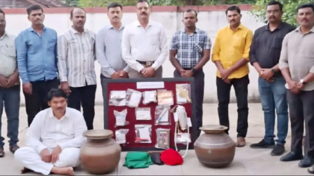 Solapur Crime News : दोन कोटींची फसवणूक करणारा भोंदूबाबा जेरबंद luring people to remove a pot of hidden wealth from the house