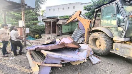 Solapur News : सोलापूर शहरातील अवंतीनगर, निराळे वस्ती परिसरातील नाल्यावरील अतिक्रमण हटविले Water entered houses in Solapur city due to encroachment on drain