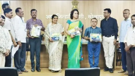 Solapur News : पूरग्रस्त विद्यार्थ्यांसाठी शैक्षणिक साहित्य कीटचे वाटप ! Extensive damage to farming villages and schools in solapur