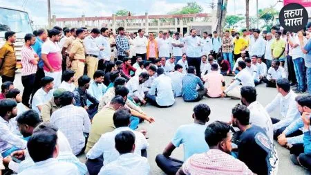 Satara News : लोणंद शहरात तरुणांचा जाहीर निषेध मोर्चा Youths protest against legal businesses and police role in London