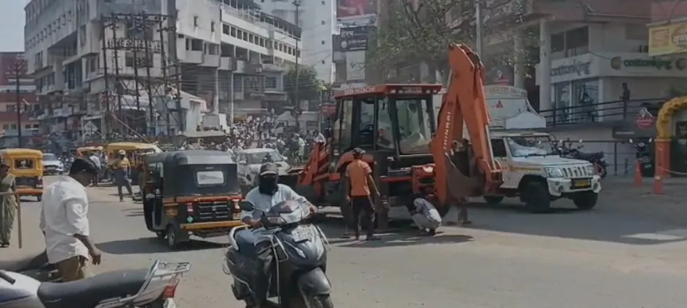 Satara News : पालकमंत्री शंभूराज देसाई यांच्या घरासमोरचे खड्डे मुजवण्यास सुरुवात Work to fill large potholes on the road has begun