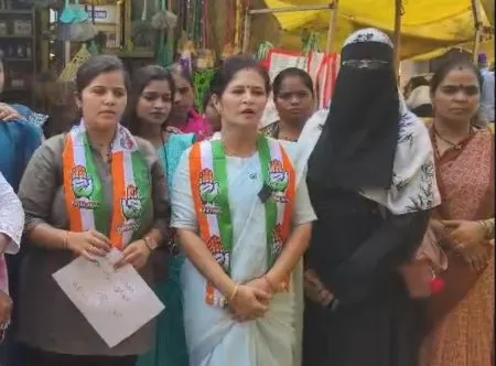 Satara Pollitical News :“वोट चोर, गद्दी छोड” घोषणांनी दणाणला सातारा ! Spontaneous campaign of the Women's Congress