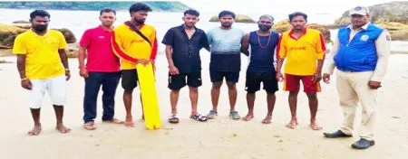 कुंडले समुद्रकिनाऱ्यावर बुडणाऱ्या दोन पर्यटकांना वाचविले Two tourists drowning on Kundale beach saved