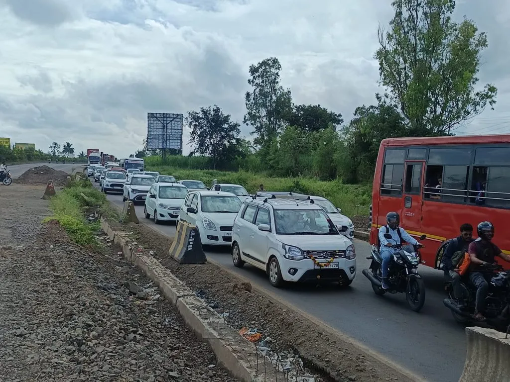 Traffic jam for hours on Karad-Satara road