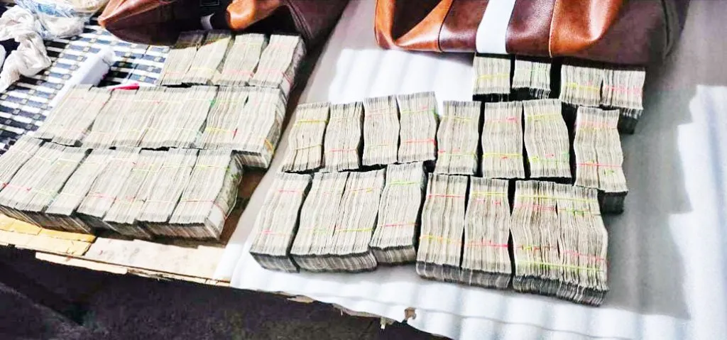 बेकायदा रक्कम वाहतूक प्रकरणी दोघे ताब्यात Two arrested in illegal money laundering case