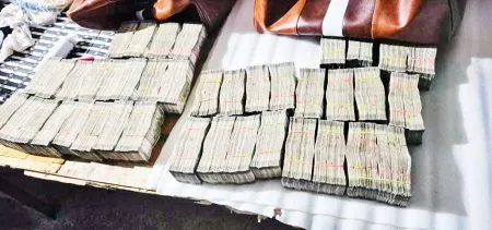 बेकायदा रक्कम वाहतूक प्रकरणी दोघे ताब्यात Two arrested in illegal money laundering case
