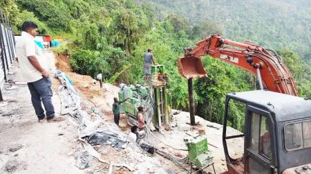 अनमोड घाट-गोवा हद्दीतील कोसळलेल्या ठिकाणच्या रस्ताकामाला प्रारंभ Road work begins on collapsed area in Anmod Ghat-Goa border