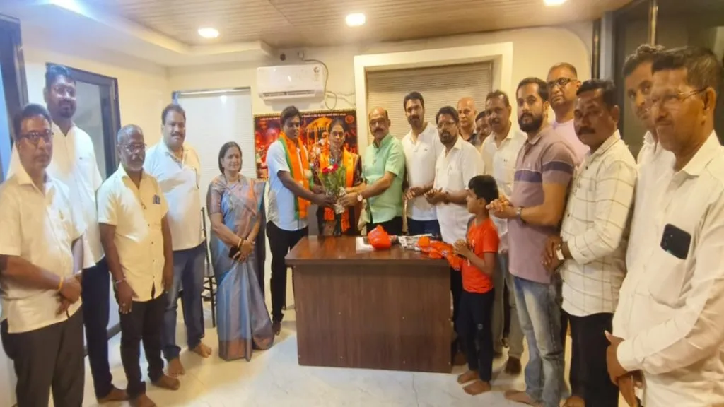 उबाठा आचरा महिला आघाडी प्रमुख अनुष्का गावकर भाजपात