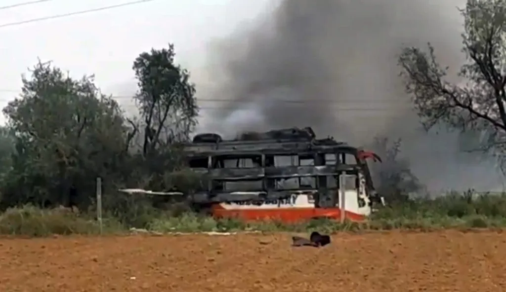 वीजवाहिनीशी संपर्क झाल्याने बसला आग, 3 ठार Bus catches fire after coming into contact with power line, 3 killed