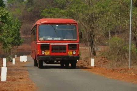 Sangli News: एसटीची सेवा की मनमानी? हात दाखवूनही बस न थांबवणारी लालपरी ! bus to Jat Agar did not stop even after the passengers .