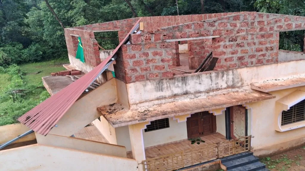 वादळी पावसात दुमजली घराचे लोखंडी छप्पर लगतच्या घरावर कोसळले