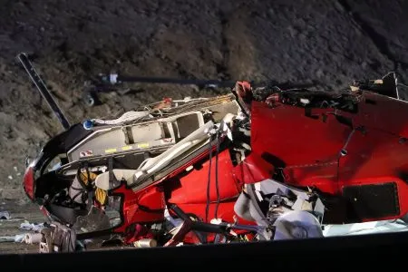 कॅलिफोर्नियात हेलिकॉप्टर महामार्गावर कोसळले Helicopter crashes on highway in California